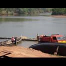 und wird von Trägern in Schalen zum LKW transportiert